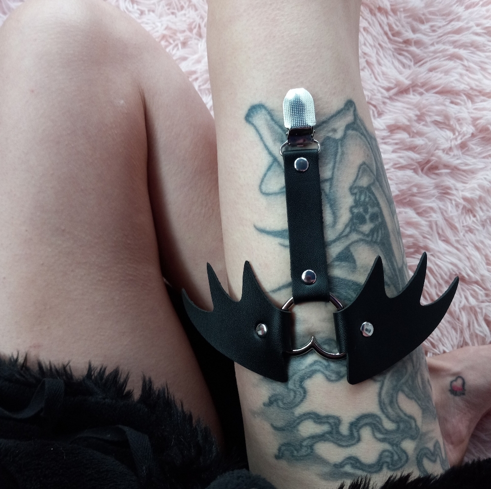 Vegan leather sexy thigh garter w/heart and bat wing detail- nwot - Picture 2 of 4